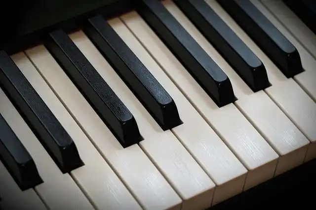 “2 Pianos”: Love, Music, and Reunion in Lyon